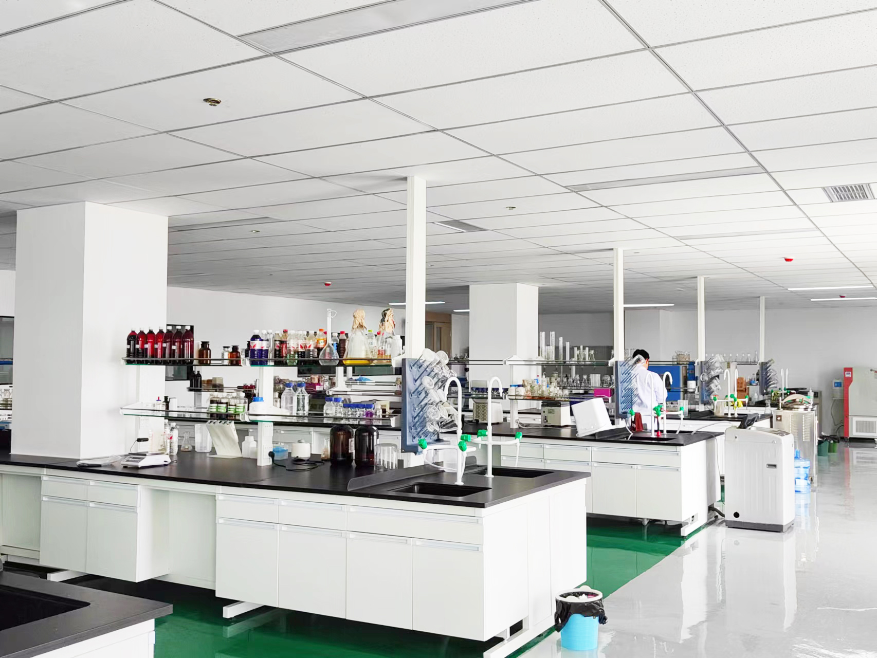 1735629133456452.jpg 實(shí)驗(yàn)工作設(shè)備-1.jpg